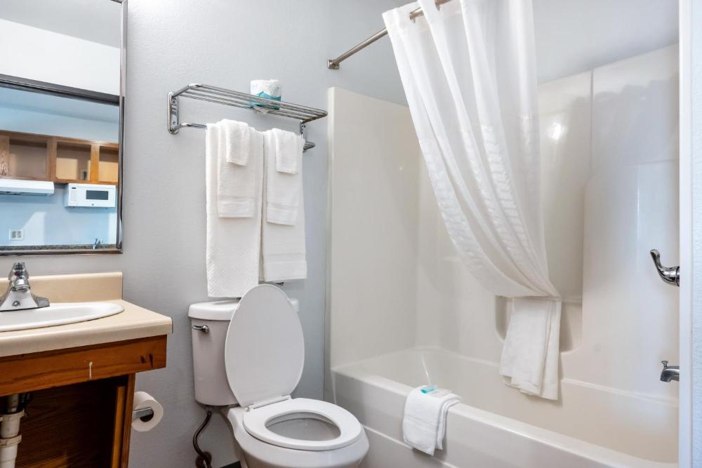Deluxe Queen Room - Non Smoking interior